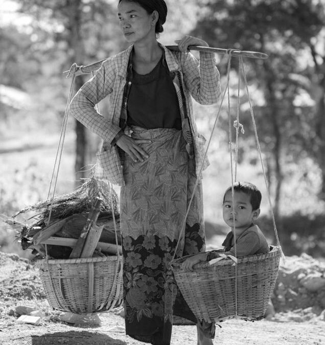 Le portage : Pratiques et Bienfaits pour le Développement de l&rsquo;Enfant